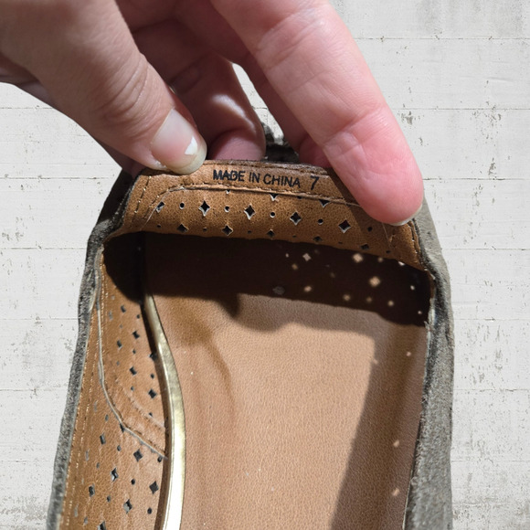 Dolce Vita Taupe Suede Almond Toe Eyelet Slip On Gogo Classic Flat Loafer Size 7 - Picture 4 of 11